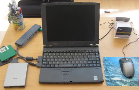 Mijn eerste laptop. De oplettende kijker ziet iets dat niet in beeld had moeten verschijnen.