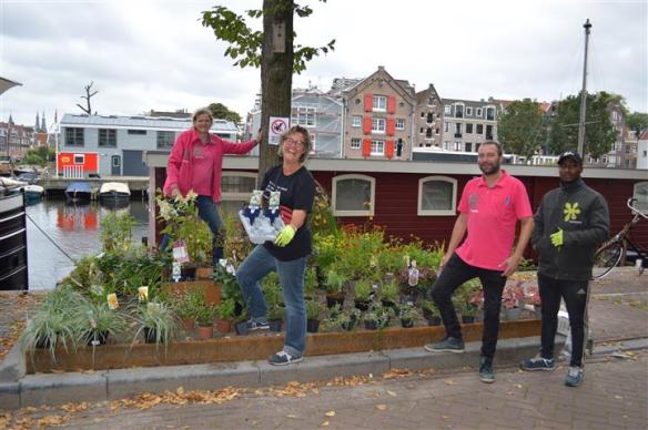De medewerkers van Intratuin werken hard mee aan de zes boomspiegeltuinen aan de Realengracht. Van links naar rechts: Marit Beenken Prosee, Thea van der Klei, Joop Post en Cavanaugh Kallendorf
